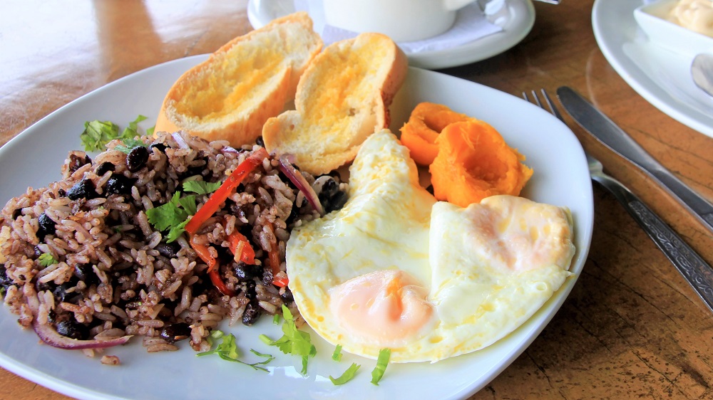 Traditional Gallo Pinto Breakfast With Eggs, Costa Rica • Koch-Mit