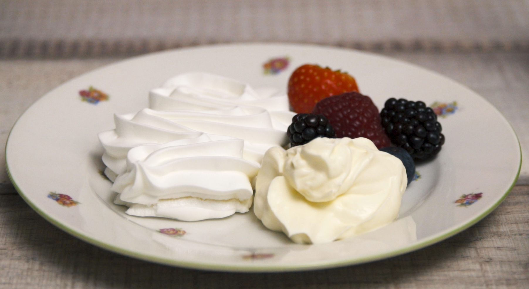 Meringue mit Crème Double • KochMit