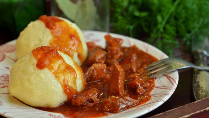 So gelingen Hefeklöße, süß oder herzhaft: Das Rezept