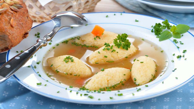 Grießnockerlsuppe - Rezept für die bayrische Spezialität • Koch-Mit