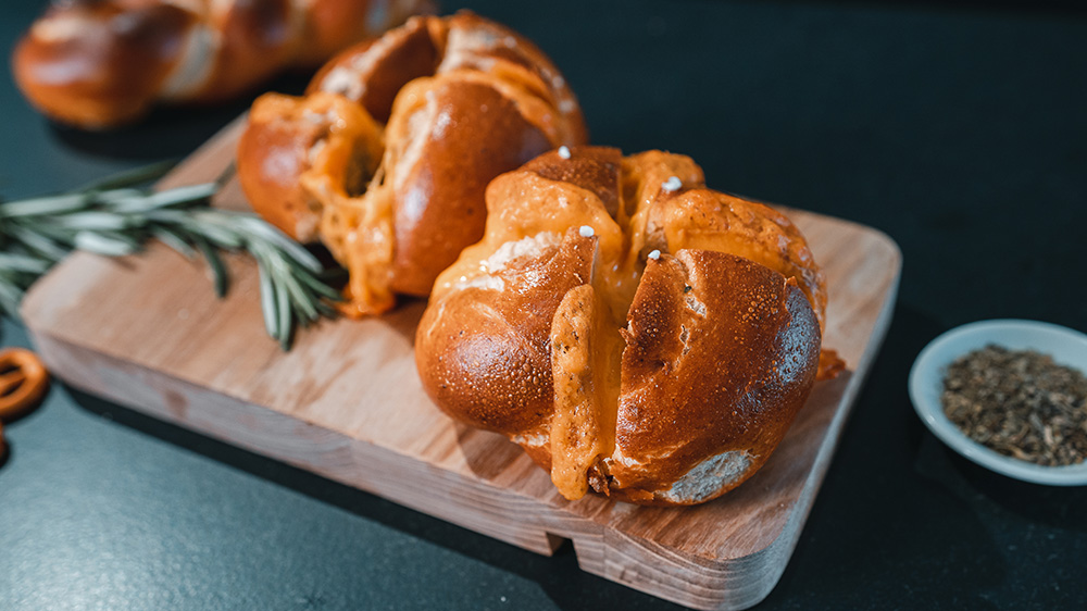 Zupfbrötchen | Mit Käse-Kräuterbutter-Füllung • Koch-Mit