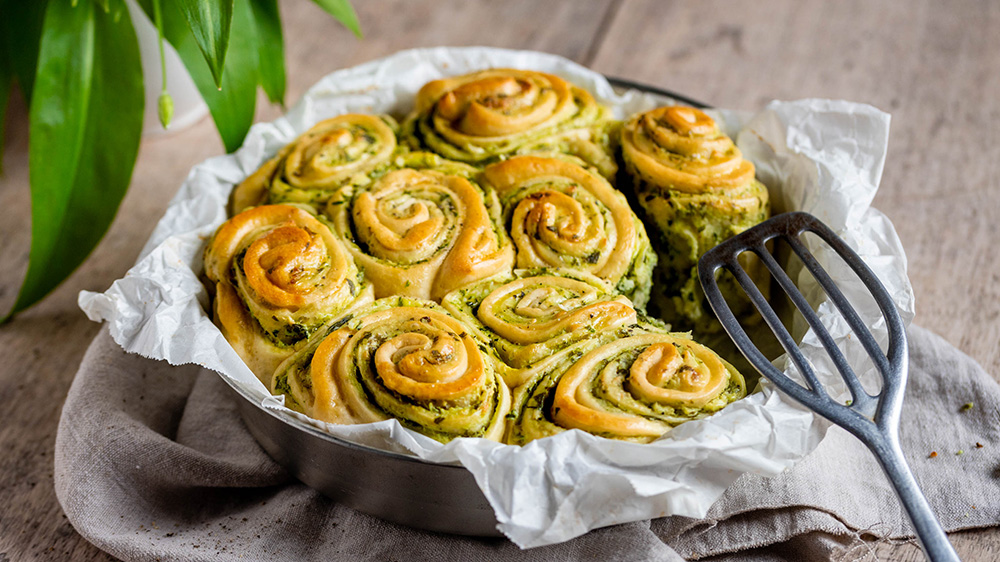 Hefeschnecken: herzhaft mit Kräuter-Käse-Füllung • Koch-Mit