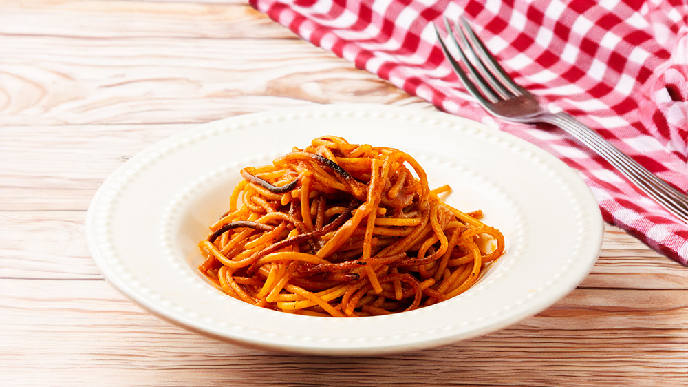 Spaghetti all Assassina auf einem weißen Teller.