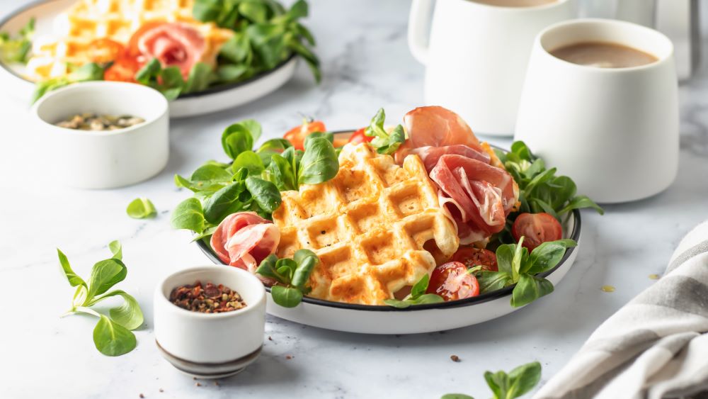 Herzhafte Waffeln mit Schinken und Salat.