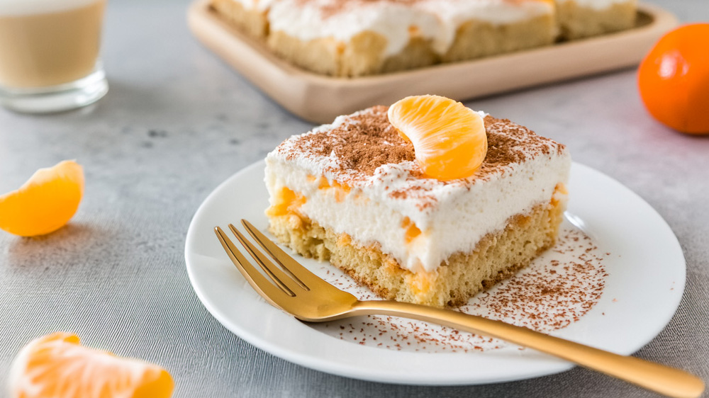 Ein Stück Fantakuchen mit Mandarine und Zimt.