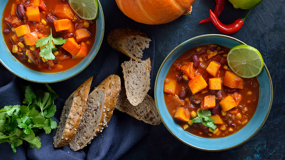 Mustkatkürbis-Curry in einer Schüssel mit Zutaten