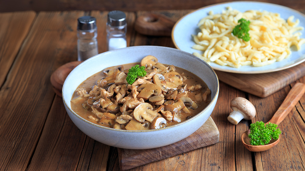 Pilzragout in einer Schüssel mit Spätzle.