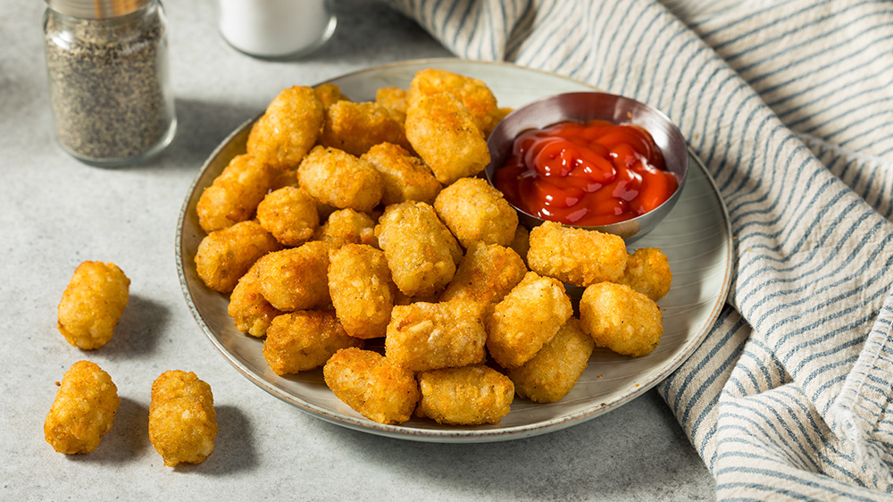 Tater Tots mit Ketchup auf einem Teller.