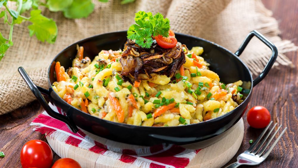 Spätzlepfanne mit Gemüse und weiteren Zutaten.