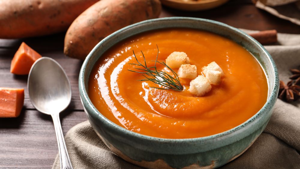 Süßkartoffelsuppe in einer Schüssel.