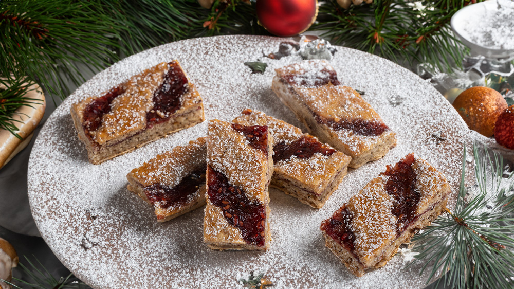 Linzer Streifen auf einem Teller.