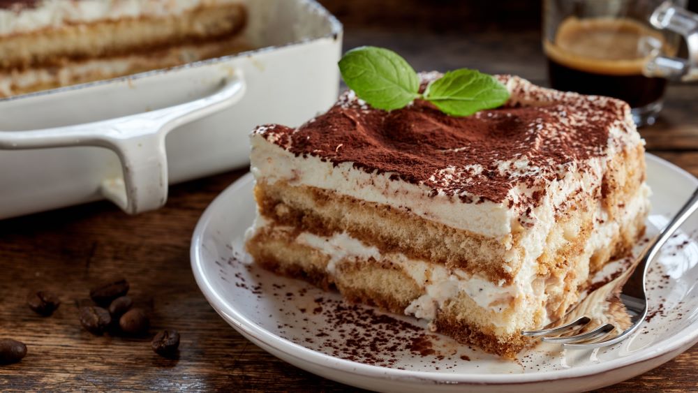 Veganes Tiramisu auf einem Teller.